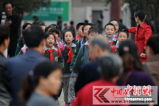 校長(zhǎng)就“綠領(lǐng)巾”事件道歉稱(chēng)初衷為孩子健康成長(zhǎng)