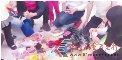 7歲女孩賣名牌包包和玩具的視頻截圖。 7歲女孩賣名牌包包和玩具的視頻截圖。