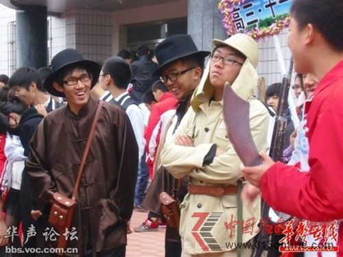 點(diǎn)圖查看下一頁(yè) 網(wǎng)爆沈陽(yáng)一中學(xué)學(xué)生著侵華日軍軍服參加運(yùn)動(dòng)會(huì)(圖)(2)