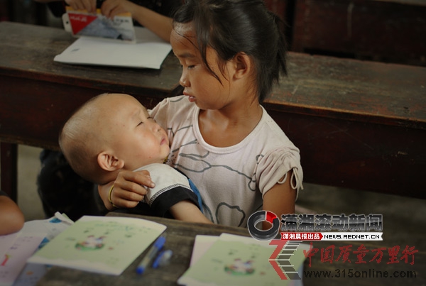 點(diǎn)圖查看下一頁 湖南留守女童帶弟弟上學(xué)邊聽課邊哄其睡覺(組圖)