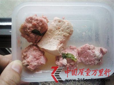 胡先生稱,添加了“日落黃”的瘦肉餡,做成丸子后,變成了紅色。轉自新京報。