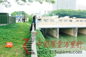 捕魚人在污濁的河水中撒網。 捕魚人在污濁的河水中撒網。