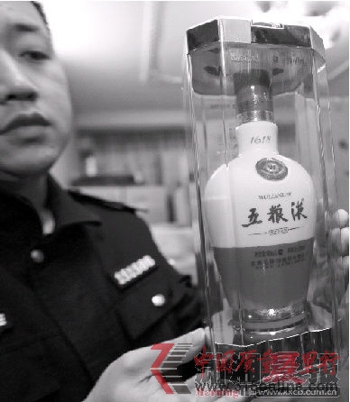 勾兌出一瓶500ML的假“水晶五糧液”成本只要46元。圖/記者韓敬宇