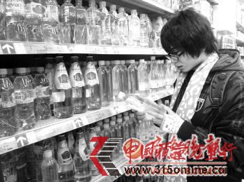 面對(duì)名目繁多的瓶裝水,市民挑花了眼。 面對(duì)名目繁多的瓶裝水,市民挑花了眼。