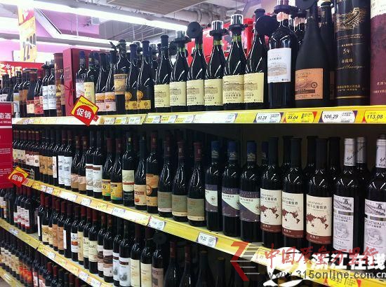 超市里貨架上,葡萄酒琳瑯滿目
