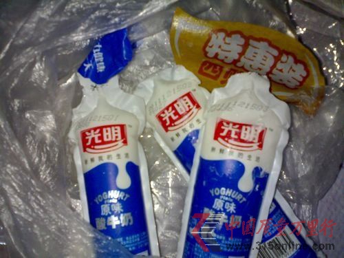 劉某買到的光明酸奶特惠裝
