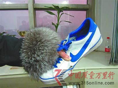 市民于女士在耐克專柜購買的耐克板鞋。