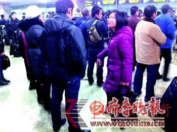 9日,黃牛黨男子在跟市民交流時,一直背對著巡邏的武警站著。本報記者趙偉攝
