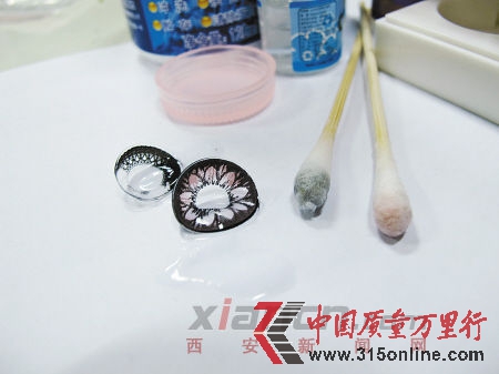 兩款低價“美瞳”,用護理液浸泡30分鐘后擦拭,都出現了掉色現象。 兩款低價“美瞳”,用護理液浸泡30分鐘后擦拭,都出現了掉色現象。