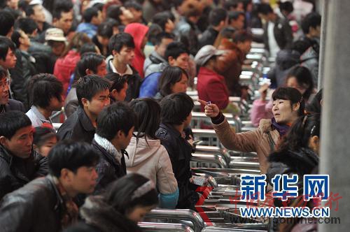 1月27日,一位旅客在購票時轉身和同行親人商量乘車時間。新華社記者 歐東衢 攝 1月27日,一位旅客在購票時轉身和同行親人商量乘車時間。新華社記者 歐東衢 攝