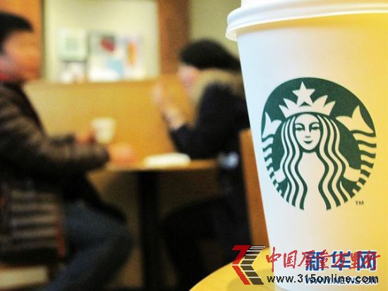 1月30日,顧客在南京湖南路一家星巴克門店內消費。據網易財經報道,星巴克大中華區公關部經理勵靜當日表示,出于運營成本考慮,從1月31日起,星巴克中國區將對手工調制咖啡統一提價,漲價幅度約為1至2元;星冰樂、熱巧克力、牛奶等均不在漲價之列。新華社發