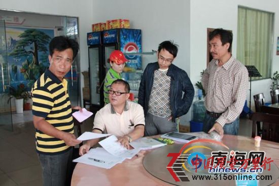 店員接受物價局工作人員詢問(南海網記者鄧松攝) 店員接受物價局工作人員詢問(南海網記者鄧松攝)