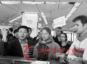 CA180航班的乘客在馬尼拉機場討要說法。 劉女士供圖