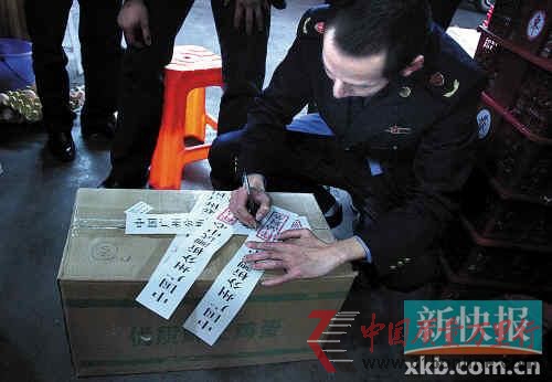 ■昨日上午,白云區(qū)工商執(zhí)法人員對(duì)蛋類(lèi)批發(fā)市場(chǎng)進(jìn)行抽樣檢測(cè)。新快報(bào)記者 王飛/攝