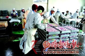 工人向外搬運(yùn)生產(chǎn)加工好的“混裝羊肉”。