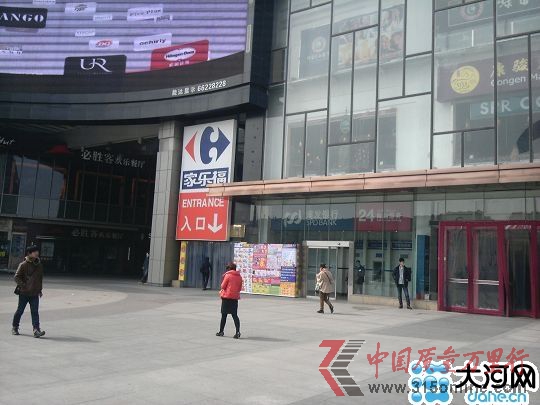 家樂福門前顯得有些冷清。