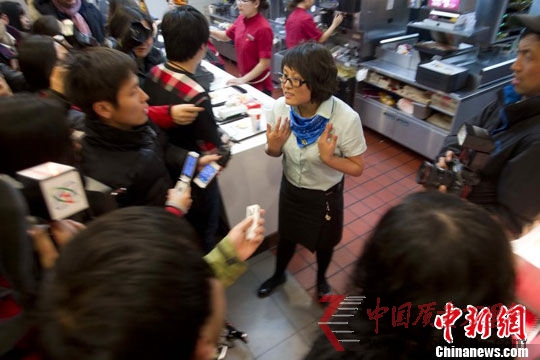 麥當勞北京三里屯店值班店長回答記者關于該店食品質量的問題。圖片來源:東方IC