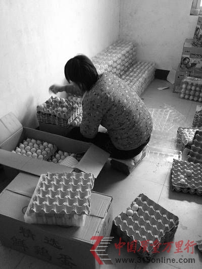 在“田老太”食品有限公司的“車間”內,一名婦女正在包裝粉蛋。劉暢攝