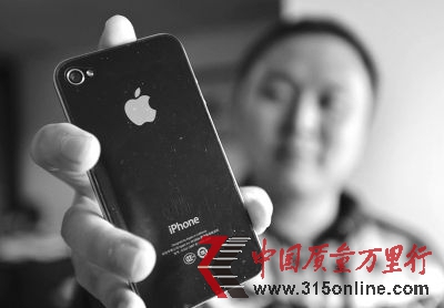 李先生購買的iPhone 4手機(jī)。記者張偲 攝 李先生購買的iPhone 4手機(jī)。記者張偲 攝