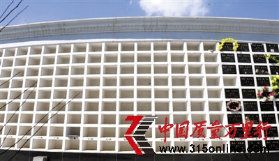 3月31日，長青園骨灰林基地，公益性骨灰墻，存放骨灰不多，大部分都空著。記者調查得知，受傳統觀念影響，不少市民還是選擇購買墓地，而北京經營性公墓存在無現墓，價格昂貴等現象。