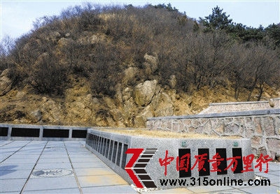 3月26日，延慶某陵園內的“花草葬”，存放骨灰不多，墓碑都是空白的。