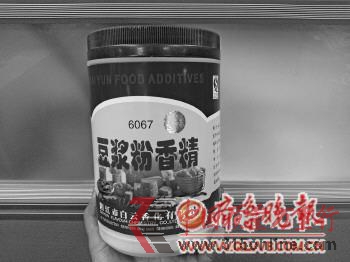▲這樣包裝的豆漿香精一罐1千克,售價34元。 本報記者 任志方 攝 ▲這樣包裝的豆漿香精一罐1千克,售價34元。 本報記者 任志方 攝