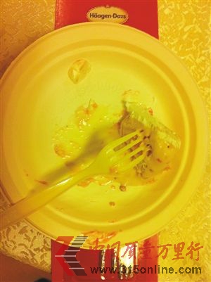 蛋糕中吃出塑料片。