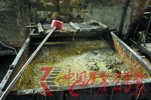 地溝油黑作坊內(nèi)的情形。 地溝油黑作坊內(nèi)的情形。