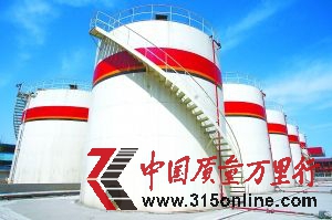 中德利華石油化學(xué)有限公司工廠中的白色儲油罐是廠中最顯眼的建筑。