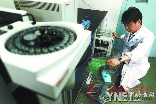 工作人員搬來電風扇為設備降溫 工作人員搬來電風扇為設備降溫