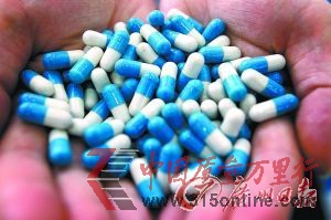 陳先生自制的膠囊。記者蘇俊杰、曹景榮攝 陳先生自制的膠囊。記者蘇俊杰、曹景榮攝