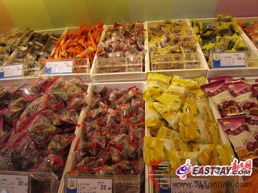 來伊份現場銷售的蜜餞食品。