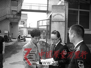 執法人員正在對杭州余杭區塘棲鎮一蜜餞企業進行檢查 執法人員正在對杭州余杭區塘棲鎮一蜜餞企業進行檢查