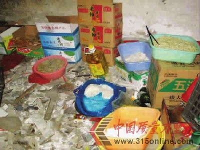 ■危房內隨處堆放的食材 陳浩 攝