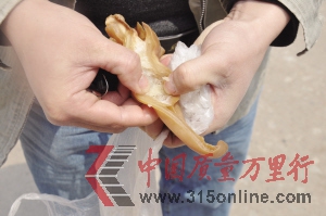 人造豬耳朵很容易剝開 新華社發 人造豬耳朵很容易剝開 新華社發