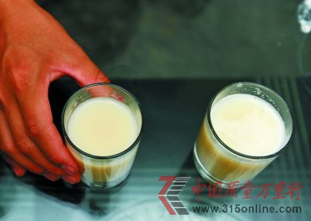 用豆?jié){精勾兌的豆?jié){(左)與打磨的豆?jié){(右)很難辨別 CFP 圖 用豆?jié){精勾兌的豆?jié){(左)與打磨的豆?jié){(右)很難辨別 CFP 圖