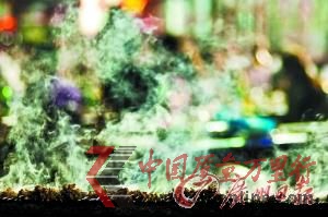 街邊燒烤。新華社發