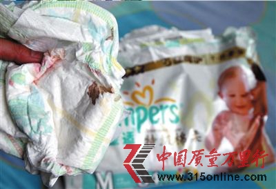 新幫寶適紙尿褲上現(xiàn)紅色污跡。本報(bào)實(shí)習(xí)記者王德陽攝 新幫寶適紙尿褲上現(xiàn)紅色污跡。本報(bào)實(shí)習(xí)記者王德陽攝