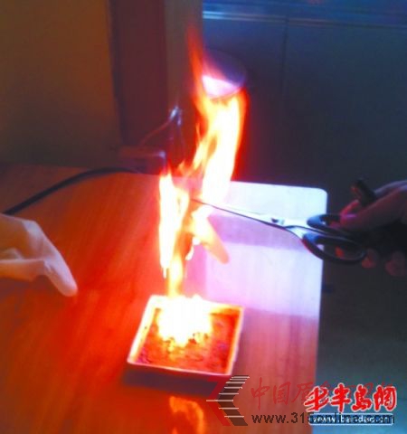 兩元錢的手套燃燒時(shí)煙絮大,燃燒后呈顆粒狀 兩元錢的手套燃燒時(shí)煙絮大,燃燒后呈顆粒狀