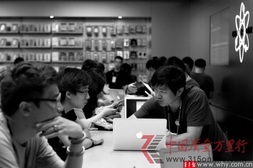 一些顧客在蘋果店內咨詢維修事宜。