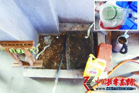 看似包裝正規的一次性消毒餐具卻用如此簡陋的設備