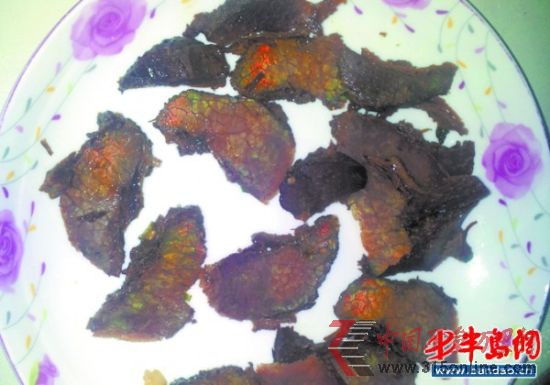 熟牛肉反射出彩色光線。