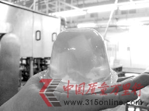 果凍是小朋友喜愛的食品,隨著“質量門”的爆發,有消費者表示不準備再給孩子買果凍。 果凍是小朋友喜愛的食品,隨著“質量門”的爆發,有消費者表示不準備再給孩子買果凍。