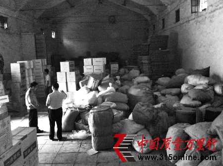 滑縣一藥品生產企業涉嫌違法私設倉庫,3000多件“問題藥”被查處。 滑縣一藥品生產企業涉嫌違法私設倉庫,3000多件“問題藥”被查處。