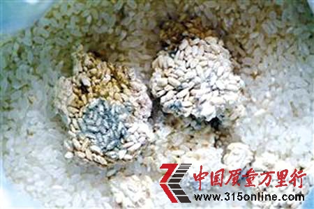 家樂福銷售袋裝米發(fā)霉結(jié)塊 家樂福銷售袋裝米發(fā)霉結(jié)塊