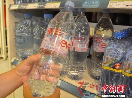 市場上在售的依云礦泉水。門杰丹　攝