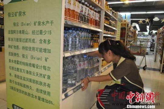 商場專柜上依云礦泉水的宣傳赫然醒目。門杰丹　攝