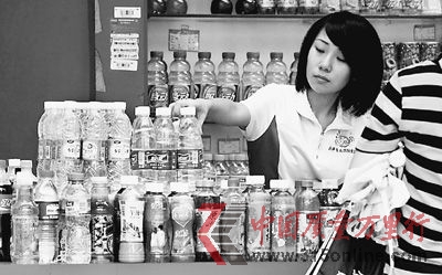 圖為南京一家食品商場里銷售的飲料和礦泉水。人民圖片