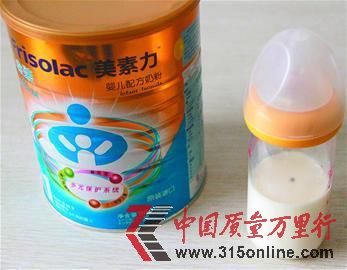美素力奶粉沖進(jìn)奶瓶后發(fā)現(xiàn)了黑蟲。原文配圖