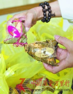6月14日,投訴者拿著發霉的粽子。早報記者 孫湛 圖 6月14日,投訴者拿著發霉的粽子。早報記者 孫湛 圖